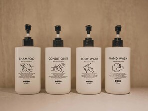 Phòng đôi Superior | Phòng tắm | Buồng tắm vòi sen, máy sấy tóc, dép đi trong nhà, khăn tắm 