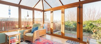 Spacious 3 Bedroom Retreat for up to 6