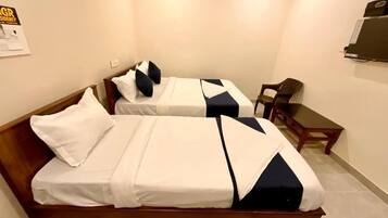 Luxe driepersoonskamer, niet-roken, airconditioning | Italiaanse Frette-lakens, luxe beddengoed, donzen dekbedden