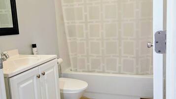Secadora de cabello, toallas, jabón, papel de baño