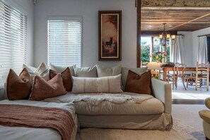 Una televisión, una chimenea