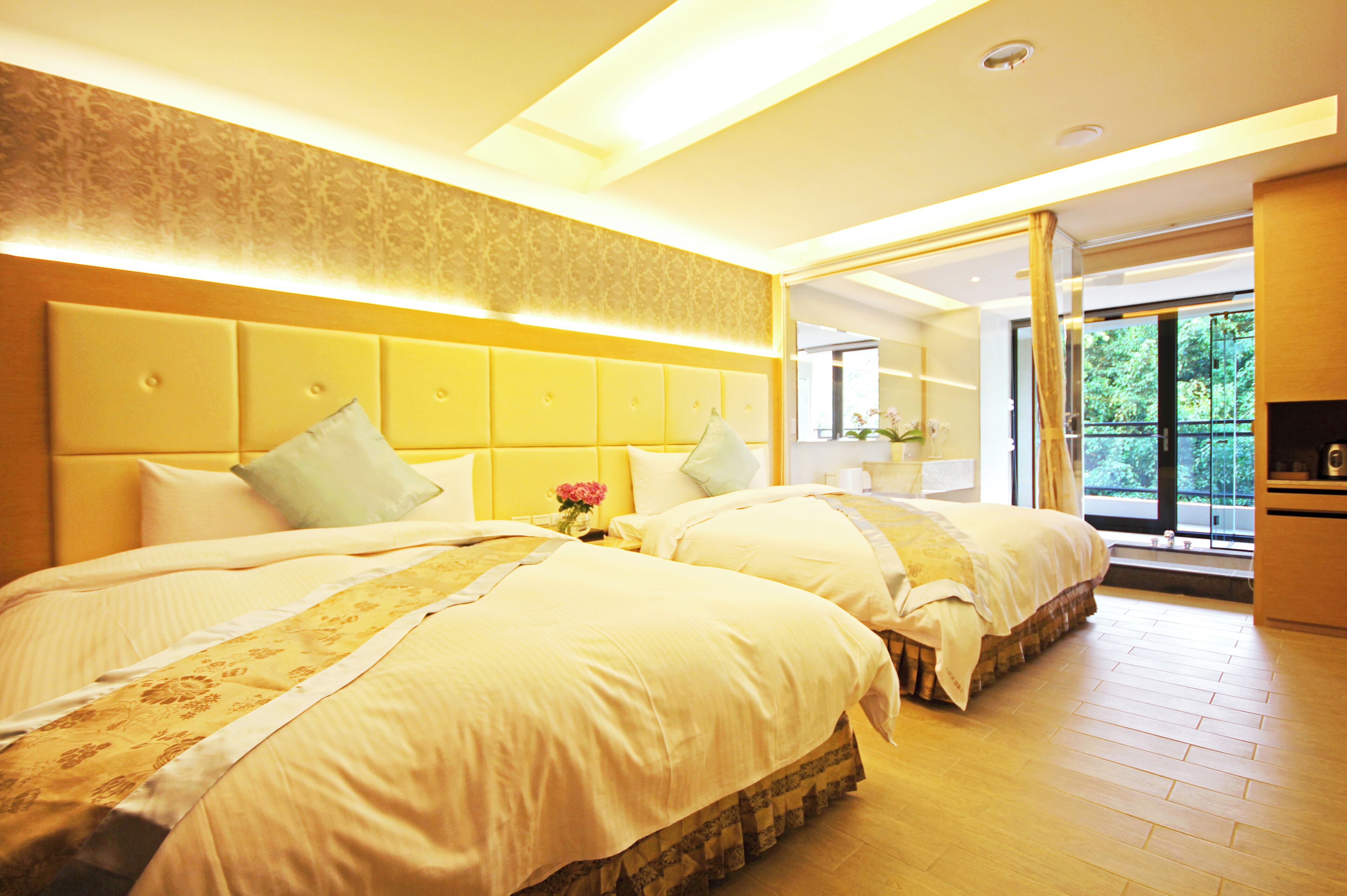 Habitación cuádruple de lujo, balcón, vista a la ciudad | Escritorio, espacio para trabajar con laptop y wifi gratis 