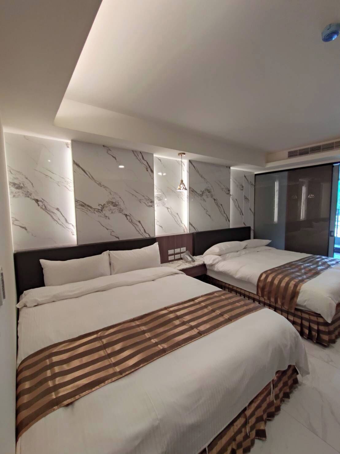 Escritorio, espacio para trabajar con laptop y wifi gratis 