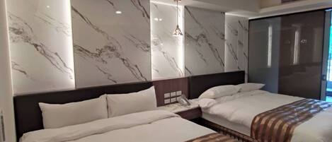 Una habitación de hotel moderna con dos camas, paneles de pared de mármol y un televisor grande.