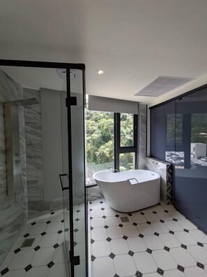 Erillinen kylpyamme ja suihku, hiustenkuivaaja, pyyhkeet, sampoo