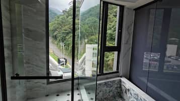 Luxe vierpersoonskamer, balkon, uitzicht op de stad | Interieur