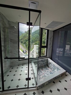 Premier Quad Room - hot spring tub / balcony | Interior - Shuian Lakeside Hotel II (Yuchi)