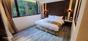 Kahden hengen superior-huone, kaupunkinäköala | Työpöytä, kannettavalle tietokoneelle sopiva työtila, ilmainen Wi-Fi