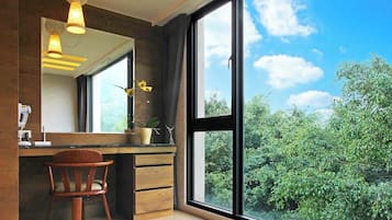 Klassieke vierpersoonskamer, uitzicht op de stad | Interieur