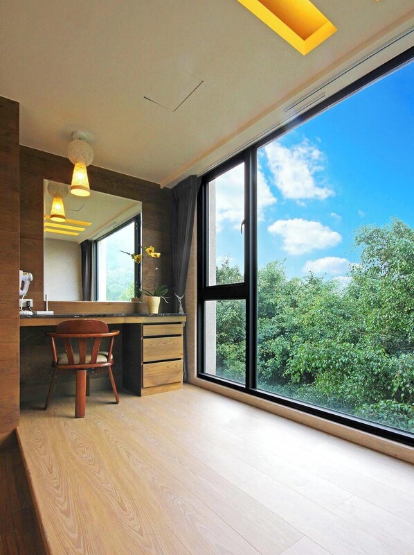 Classic Quad Room - separate wet and dry bathroom / window seating (daybed) | Interior - Shuian Lakeside Hotel II (Yuchi)