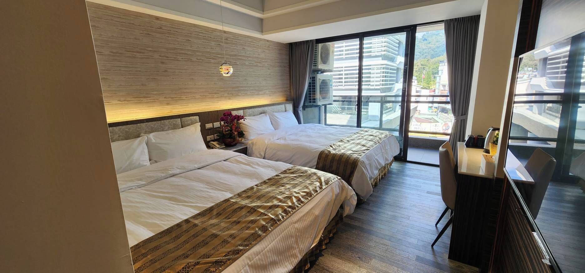 Superior Quadruple Room, Balcony, City View | Meja, ruang kerja komputer riba, Wi-fi percuma 