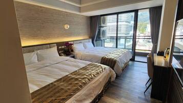 Superior Quadruple Room, Balcony, City View | Meja, ruang kerja komputer riba, Wi-fi percuma