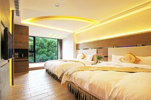 Habitación cuádruple clásica, vista a la ciudad | Escritorio, espacio para trabajar con laptop y wifi gratis 