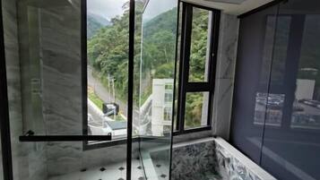 Tab mandi dan pancuran berasingan, pengering rambut, tuala disediakan