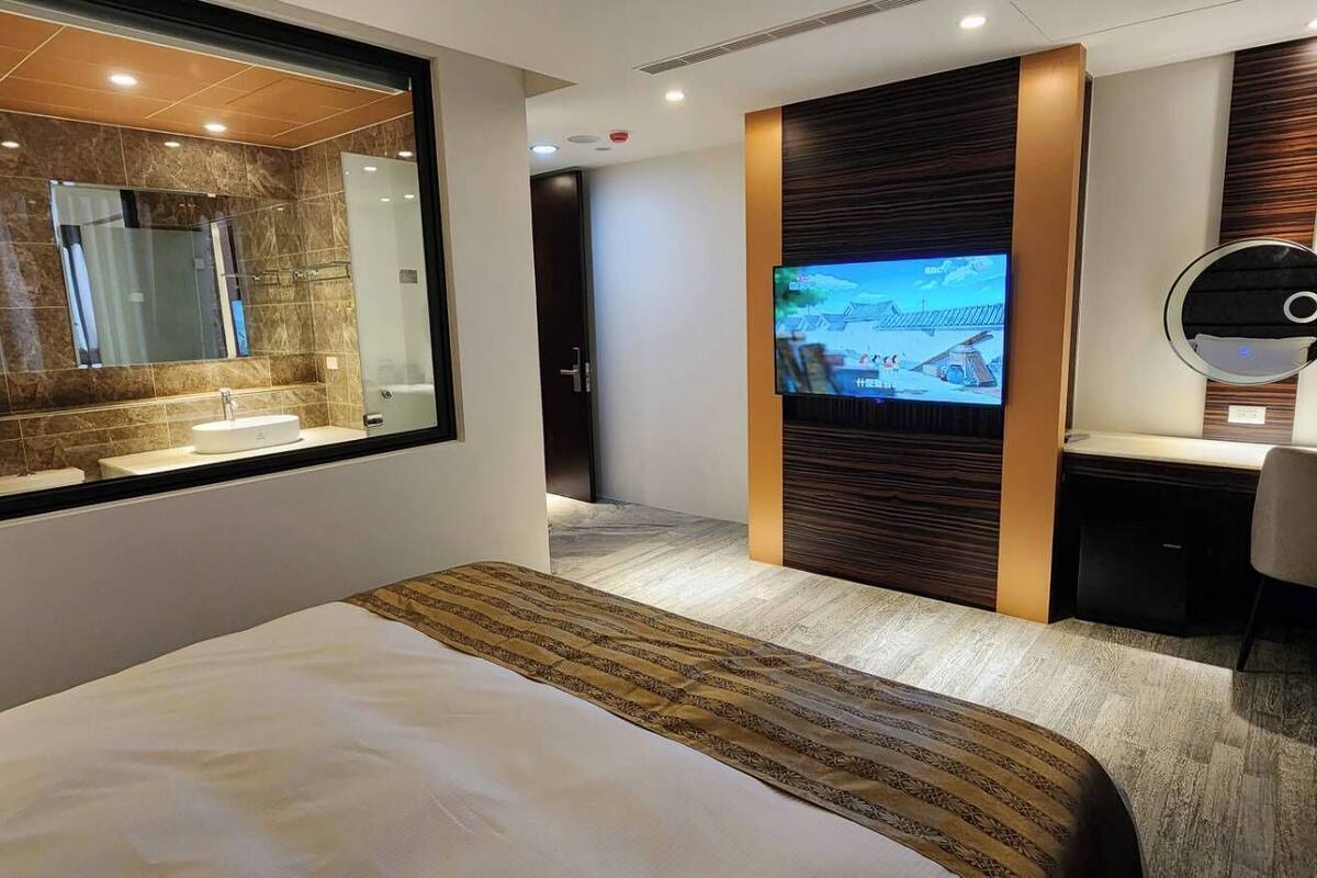 Doppia Superior, vista città | Una scrivania, postazione laptop, Wi-Fi gratuito