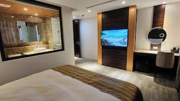 Elegant Double Room - bathtub | Desk, laptop workspace, free WiFi