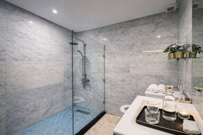 Hair dryer, towels, soap, toilet paper - Maarif 1BR | Garage + Fast WiFi + Netflix (Dar-el-Beida)