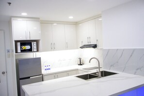 Private kitchen - 1 Bedroom Unit just 5 minutes walk from The Walking Street. (Angeles)