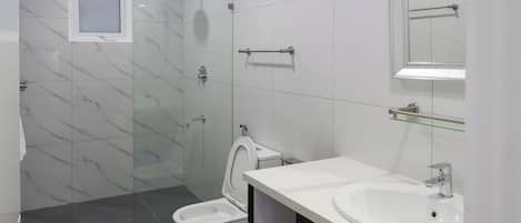 Secadora de cabello, bidet, toallas, jabón