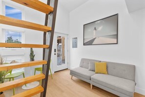 Una Smart TV, una chimenea