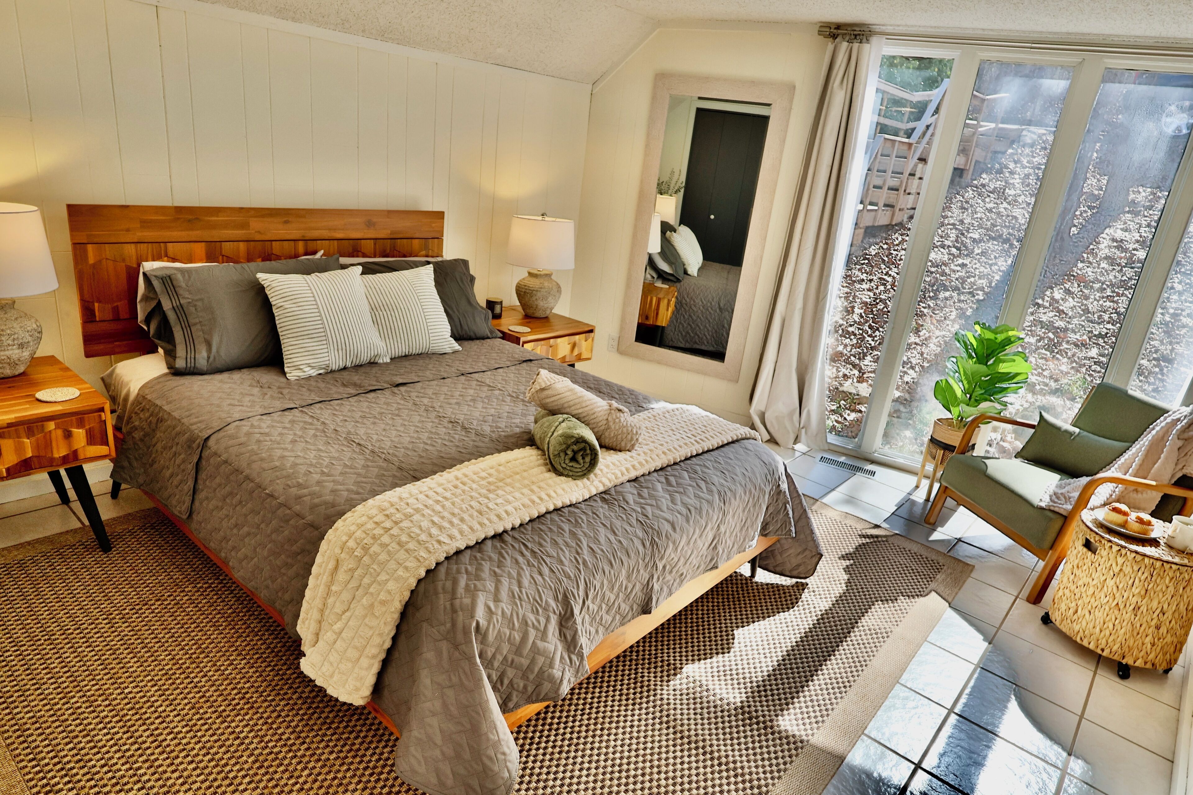 4 bedrooms, iron/ironing board, free WiFi, bed sheets
