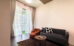 Appartement, 3 chambres, balcon, vue ville | Salle de séjour | Télévision à écran plat