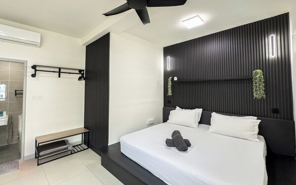 Ein modernes Schlafzimmer mit einem großen Bett, einer Bank, einem Deckenventilator und einem Wandregal mit Pflanzen.