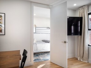 3 slaapkamers, een strijkplank/strijkijzer, wifi, beddengoed
