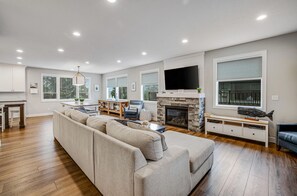 Fernseher, Kamin, Bücher, Stereoanlage