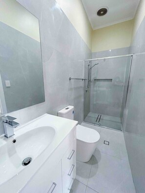 Hårtork, handdukar, tvål och toalettpapper