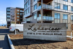 Exterior detail - Stunning lake view condo in the heart of Okanagan's Westside Wine Trail (West Kelowna)