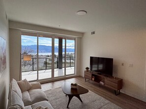 Smart TV - Stunning lake view condo in the heart of Okanagan's Westside Wine Trail (West Kelowna)