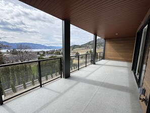 Terrace/patio - Stunning lake view condo in the heart of Okanagan's Westside Wine Trail (West Kelowna)