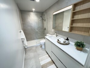 Hair dryer, towels, soap, toilet paper - Stunning lake view condo in the heart of Okanagan's Westside Wine Trail (West Kelowna)
