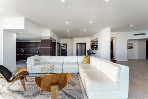 TV - Oceanfront Penthouse with Pool and Beach Access (Hollywood)