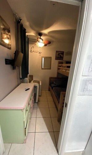 Interior - 2BR Hollywood Retreat w/ Garden, BBQ and Parking (Hollywood)