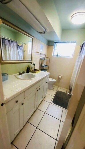 Hair dryer - 2BR Hollywood Retreat w/ Garden, BBQ and Parking (Hollywood)