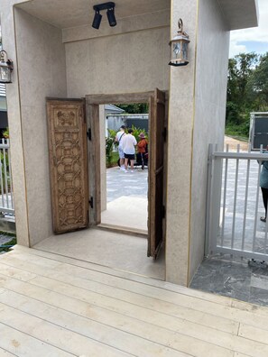 숙박 시설 입구