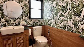 Deluxe Double Room | Bathroom | Shower, free toiletries, hair dryer, towels