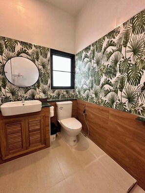 Deluxe Double Room | Bathroom | Shower, free toiletries, hair dryer, towels - Tiger on the Beach (Mueang Krabi)