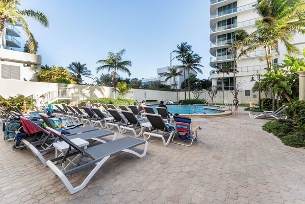 Unclassified image, 1 of 75, button - Oceanfront Penthouse with Pool and Beach Access (Hollywood)