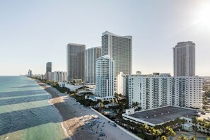 On the beach - Oceanfront Penthouse with Pool and Beach Access (Hollywood)