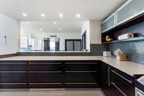 Fridge, microwave, oven, stovetop - Oceanfront Penthouse with Pool and Beach Access (Hollywood)