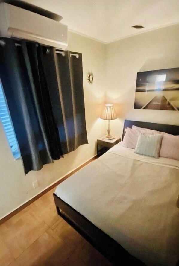 Room - Stylish 1BR Studio, Steps to Hollywood Beach (Hollywood)