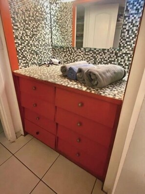 Bathroom - 1BR Hollywood Studio – Garden, BBQ and Parking (Hollywood)