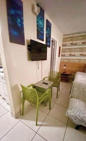 1 slaapkamer, een strijkplank/strijkijzer, wifi, beddengoed