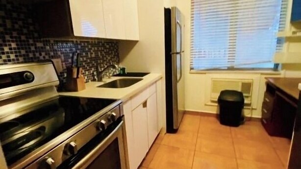 Coffee/tea maker, fridge, microwave, oven - 1BR with BBQ, Patio and Steps to Hollywood Beach (Hollywood)