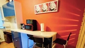 Coffee/tea maker, fridge, microwave, oven - 1BR with BBQ, Patio and Steps to Hollywood Beach (Hollywood)