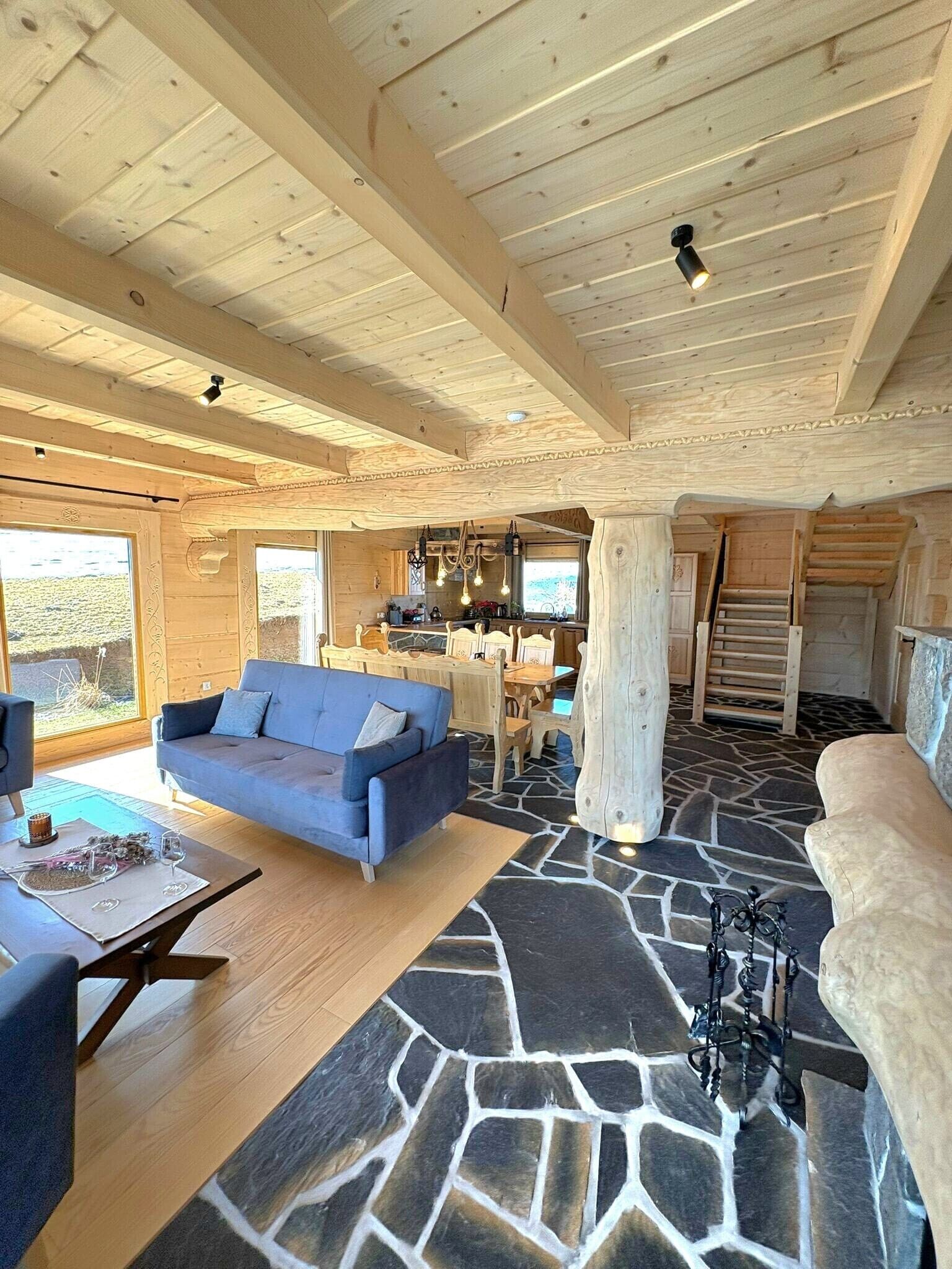 Smart TV, fireplace, stereo