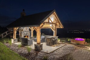 Outdoor dining - Enchanting 3-bedroom chalet in Bańska Niżna for your getaway (Bańska Niżna)